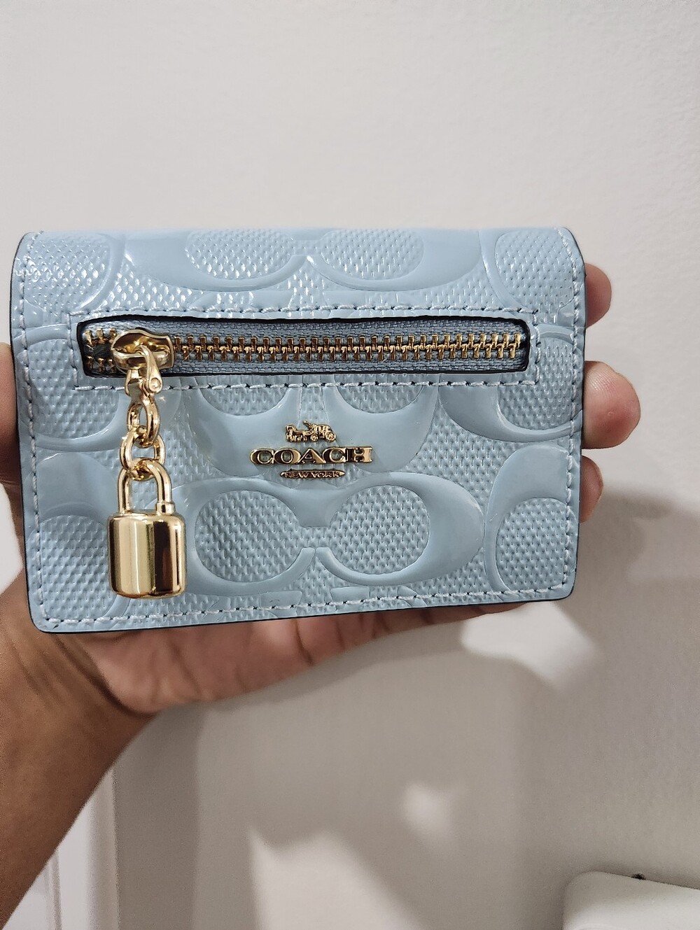 NWT COACH CARD CASE with charm in Signature leather Color gold / light blue